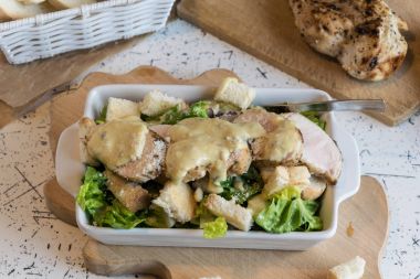 Mükemmel Sezar salatası kavrulmuş pasta ve tavuk parmesan peyniri ile serpilir,