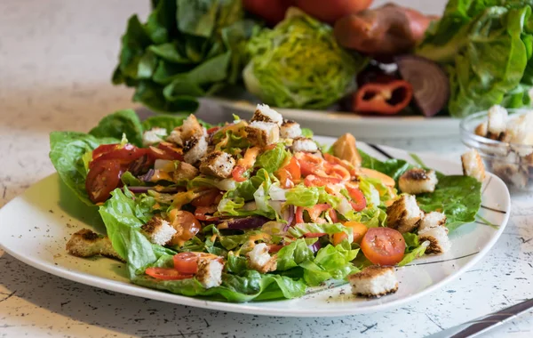 gevrek kruton ve Fransız sosu ile taze sebze salatası