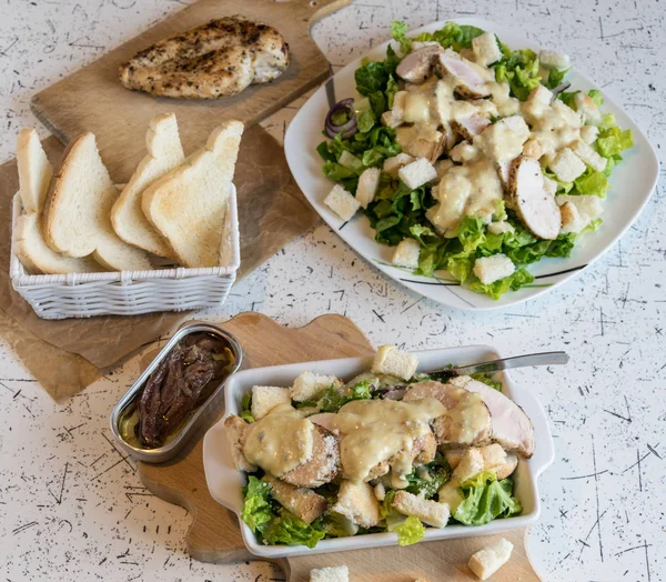 Mükemmel Sezar salatası kavrulmuş pasta ve tavuk parmesan peyniri ile serpilir,