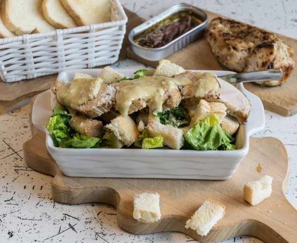 Mükemmel Sezar salatası kavrulmuş pasta ve tavuk parmesan peyniri ile serpilir,