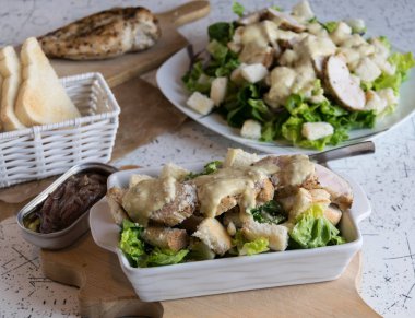 Mükemmel Sezar salatası kavrulmuş pasta ve tavuk parmesan peyniri ile serpilir,