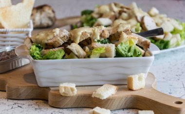 Mükemmel Sezar salatası kavrulmuş pasta ve tavuk parmesan peyniri ile serpilir,