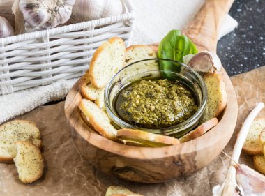 Gevrek ev yapımı fesleğen bruschetta fesleğen pesto ile