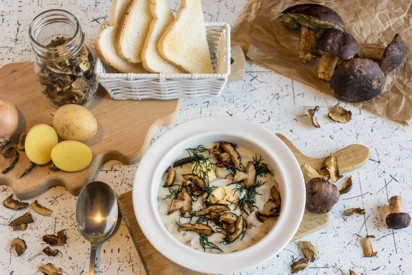 Вершковий суп з лісу гриби, кріп, яйця і крем - Kulajda — стокове фото
