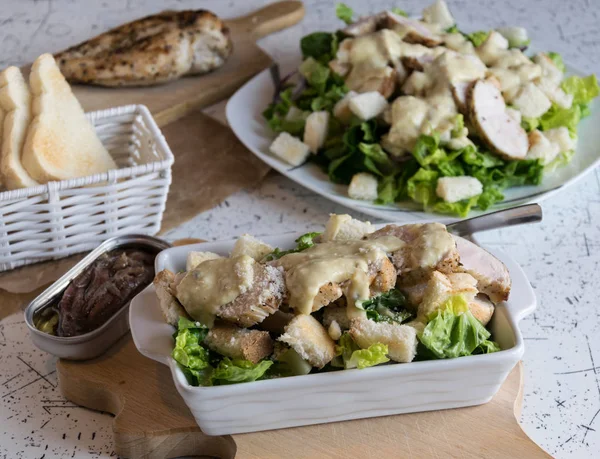 Mükemmel Sezar salatası kavrulmuş pasta ve tavuk parmesan peyniri ile serpilir,