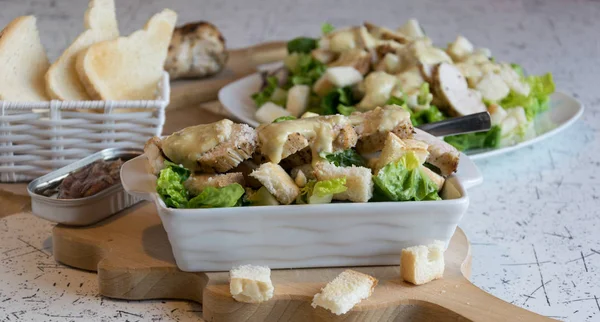 Mükemmel Sezar salatası kavrulmuş pasta ve tavuk parmesan peyniri ile serpilir,