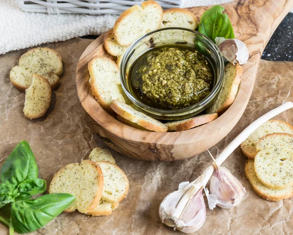 Gevrek ev yapımı fesleğen bruschetta fesleğen pesto ile