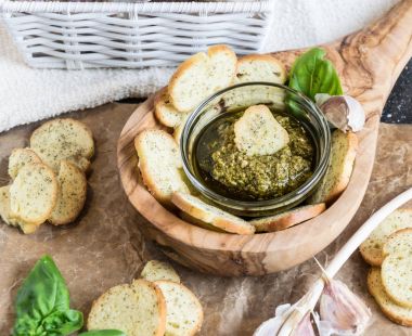 Gevrek ev yapımı fesleğen bruschetta fesleğen pesto ile