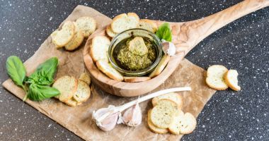 Gevrek ev yapımı fesleğen bruschetta fesleğen pesto ile