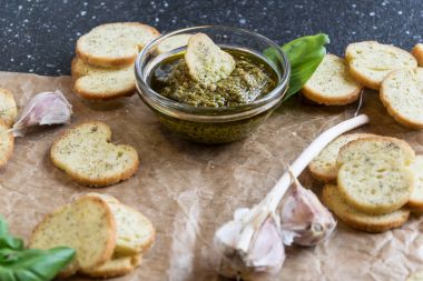 Gevrek ev yapımı fesleğen bruschetta fesleğen pesto ile