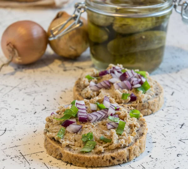 domuz yayılmış, domuz yağı ve taze yuvarlak ekmek, ekşi salatalık serpilir bahar ve kırmızı soğan ile