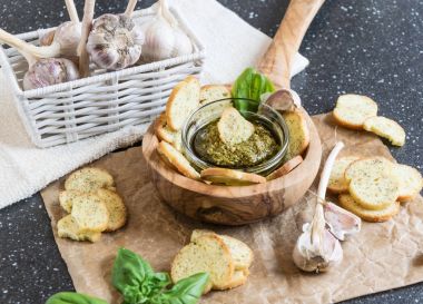 Gevrek ev yapımı fesleğen bruschetta fesleğen pesto ile