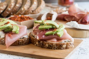 süzme peynir, jambon, avokado ve safran ile taze ekmek