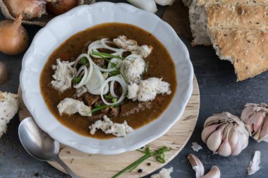 Ev yapımı ekmek ve soğan ile Dana gulaş