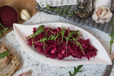 Tzatziky kırmızı pancar ve süzme peynir. Taze rucola ile dekore edilmiş