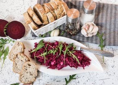 Tzatziky kırmızı pancar ve süzme peynir. Taze rucola ile dekore edilmiş