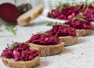 Tzatziky kırmızı pancar ve süzme peynir. Taze rucola ile dekore edilmiş