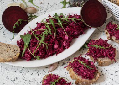 Tzatziky kırmızı pancar ve süzme peynir. Taze rucola ile dekore edilmiş