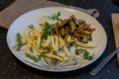 Izgara sebze ile ev yapımı makarna