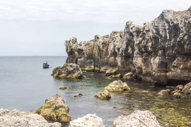 Afrika ufukta görünüyor. Fas 'ın ana hatları. Denizde yüksek uçurumlar. Tarifa sahilinden deniz burnu. Akdeniz 'deki siyah kaya. Afrika manzarası. Avrupa 'nın güney noktası.