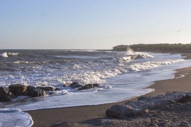 Siyah kum. Gün batımında plaj. Sahilde tatiller. Dalgalar kumu yalıyor. Sörfün sesi. İspanyol tatil köyü. Deniz köpüğü. Islak kum.