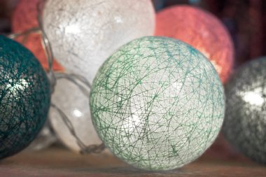 Noel süsleri. Kış tatili Yeni yıl çelengi. Toplar şeklinde aydınlatıcı bir şenlik. Renkli balonlar. Tebrik kartı. İplik küreleri.