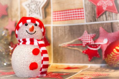 Şapkalı ve eşarplı bir kardan adam. Yeni yıl ve Noel 'in sembolü. Tatil sembolü. Noel dekoru. Noel Baba 'nın yardımcısı. Noel için Noel kartı. Kış tatili Kar topları.