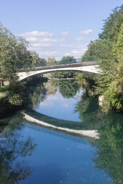 Όμορφη Θέα Της Φύσης Γέφυρα Πάνω Από Γαλάζιο Ποτάμι Του — Φωτογραφία Αρχείου