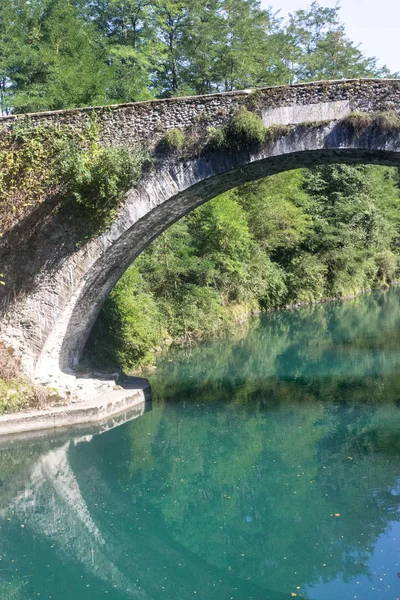 Hermosa Vista Naturaleza Puente Sobre Río Azul Montaña Arco Sobre — Foto de Stock