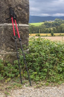 İskandinav bastonları. Trekking sopaları. Turist ekipmanları. Yürüyüş gezisi. Yeşil turizm. Dağlarda yürüyüş. Fransa ve İspanya 'da Aziz James' in yolu. Santiago de Compostela 'ya hacca.
