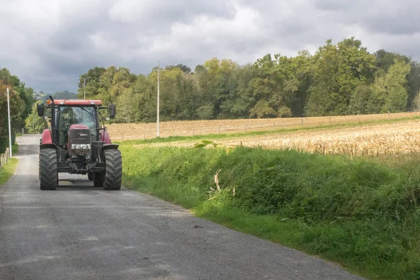 Ciągnik Wiejskiej Drodze Farma Krajobraz Wiejski Transport Pracy Terenie Życie — Zdjęcie stockowe