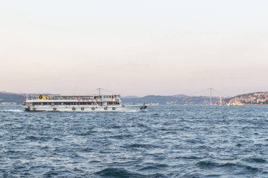 İstanbul Boğazı 'ndan İstanbul manzarası. İstanbul manzarası. Boğaz Boğazı. Büyük bir şehrin ana hatları. İstanbul ufukta görünüyor. Uzun şehir binaları. Kıyıdaki metropolün panoraması. Deniz feribotu.
