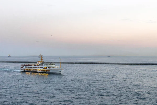 Puerto Marítimo Estrecho Del Bósforo Vista Estambul Ciudad Costera Ferry — Foto de Stock