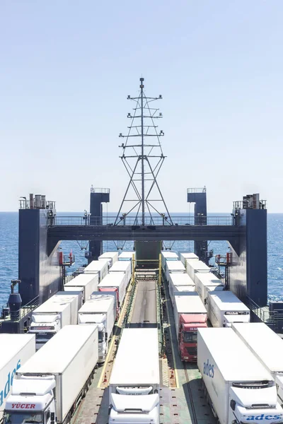 Vrachtveerboot Vrachtwagens Met Koelwagens Lading Aan Boord Van Het Schip — Stockfoto