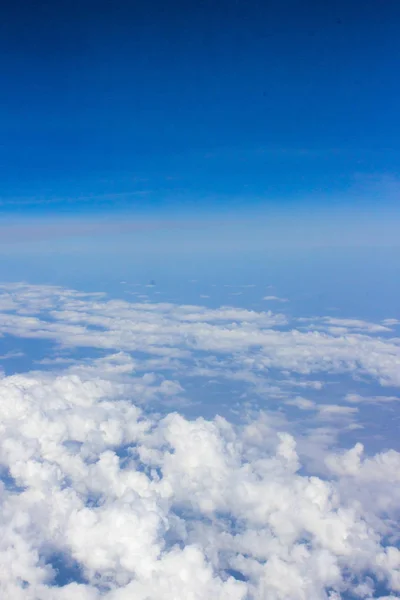 从舷窗往外看 天空中的云彩 白天的飞行 在飞机上飞行 航空业 一架客机的翼翼 — 图库照片