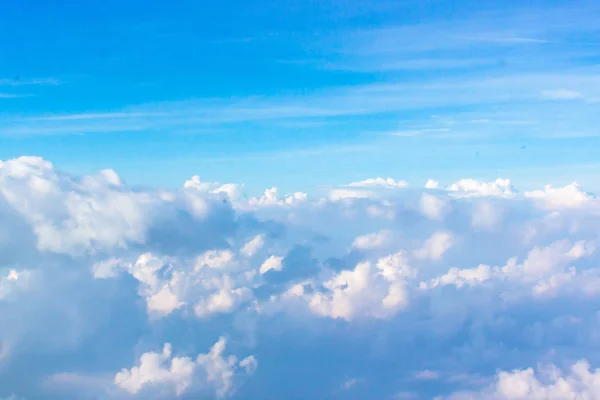 Vista Pórtico Nuvens Céu Avião Passageiros Voo Diurno Voa Num — Fotografia de Stock