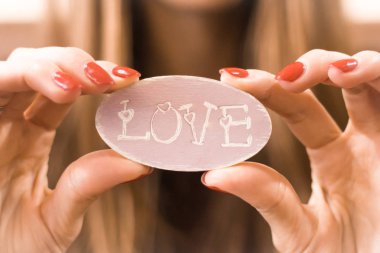 Aşk kelimesi. Romantik bir ilişki. Hassas duygular. Sevgililer Günü. Aşkın sembolü. Sevdiğin biriyle çık. Mutlu kız. İki kişinin nişanlanması..