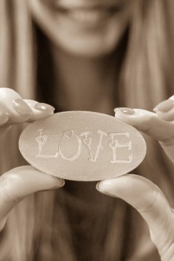 Aşk kelimesi. Romantik bir ilişki. Hassas duygular. Sevgililer Günü. Aşkın sembolü. Sevdiğin biriyle çık. Mutlu kız. İki kişinin nişanlanması..