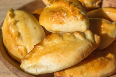 Fırında kek. Maya pişirme. Etli turtalar, lahana ve mantarlı. Ev yapımı yemek. Slav mutfağı. Lezzetli hamur işleri. Lanet atıştırmalıklar. Un ürünü. Fırında pişir. Abur cubur. Basit bir köy yemeği. Ukrayna ulusal mutfağı. Güzel kokulu hamur işleri.