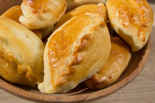 Fırında kek. Maya pişirme. Etli turtalar, lahana ve mantarlı. Ev yapımı yemek. Slav mutfağı. Lezzetli hamur işleri. Lanet atıştırmalıklar. Un ürünü. Fırında pişir. Abur cubur. Basit bir köy yemeği. Ukrayna ulusal mutfağı. Güzel kokulu hamur işleri.