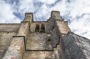 St. Mary Kilisesi. Castro Urdiales 'teki antik katedral. Muhteşem bir yapı. İspanyol dini mekanları. Santiago 'lu Camino. Santiago de Compostela. Pilgrim Yolu. İspanya 'da seyahat.