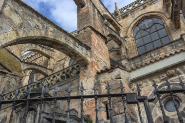 St. Mary Kilisesi. Castro Urdiales 'teki antik katedral. Muhteşem bir yapı. İspanyol dini mekanları. Santiago 'lu Camino. Santiago de Compostela. Pilgrim Yolu. İspanya 'da seyahat.