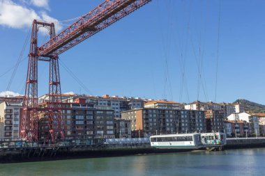 Puente Colgante, Bask ülkesinde. Kablolar üzerinde uçan feribot. Nervion nehrinin karşısına nakledilecek. Biscay Askı Köprüsü. Nehir tramvayı. İspanya 'da seyahat. Portekizce Görünüm.