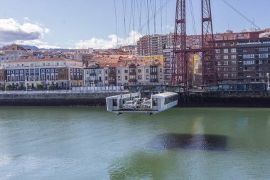Puente Colgante, Bask ülkesinde. Kablolar üzerinde uçan feribot. Nervion nehrinin karşısına nakledilecek. Biscay Askı Köprüsü. Nehir tramvayı. İspanya 'da seyahat. Portekizce Görünüm.