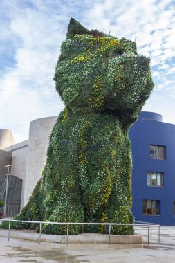 Bilbao 'daki köpek yavrusu. Bilbao 'nun manzarası. Guggenheim Müzesi 'nin yanındaki çiçekçi köpek. Bir hayvan şeklinde çiçek açmıştı. Şehirdeki peyzaj işleri. Özgün heykeller.