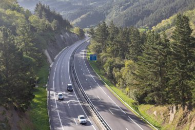 Paralel yollar. Pistin tepesinden bak. Şehirlerarası iletişim. Dolambaçlı yol. Yol kurallarına uy. Avrupa 'yı arabayla dolaşmak. Sürüş stili. Nakliye ücreti.