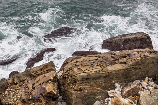 Fırtınalı Deniz Dalga Sıçraması Dalgalar Kıyıya Vuruyor Taşın Etrafında Deniz — Stok fotoğraf