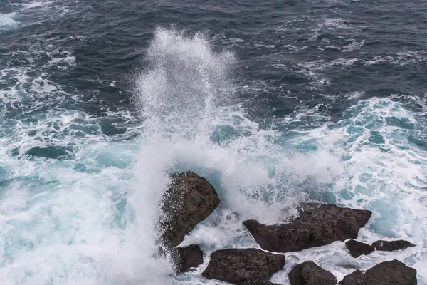 Fırtınalı Deniz Dalga Sıçraması Dalgalar Kıyıya Vuruyor Taşın Etrafında Deniz — Stok fotoğraf