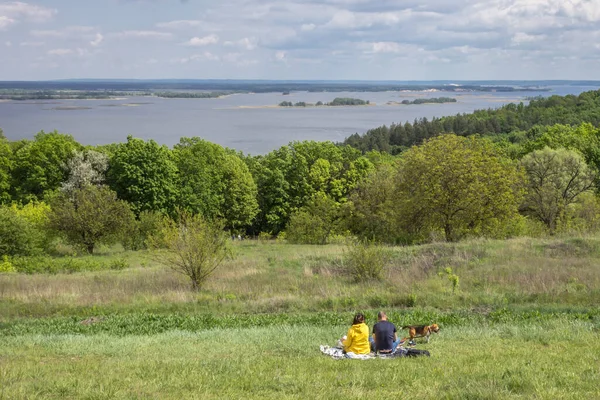 Spoczywaj Spokoju Piknik Łące Poza Miastem Nieznana Rodzina Psem Spacerze — Zdjęcie stockowe