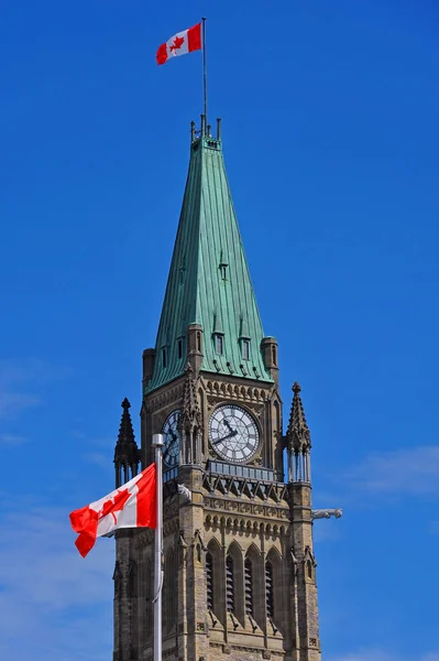 Menara Perdamaian dengan Bendera — Stok Foto
